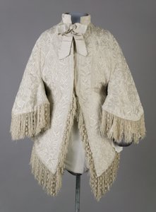 Bertha Palmers kappa, ca 1870 (framifrån), Ribbad sidenmoiré, fransar och kristallpärlor av Unknown artist