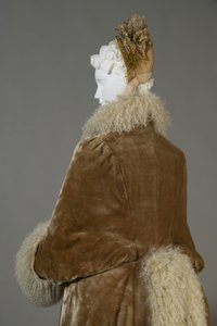 Bertha Palmers vinterkappa, ca 1885 (detalj på baksidan), siden sammet och lammull. av Unknown artist