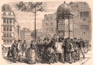 Boulevard Pigalle i Paris: Parisisk folksamling runt en Morris-kolumn under försäljningen av tidningarna av Unknown