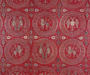 Detalj av kyrkligt dräkttyg i lila siden från Cypern som representerar fantastiska djur (religiös lila sidenvana från Cypern med fantastiska djur) Museo della Cattedrale Anagni från 1200-talet, Italien av Unknown artist