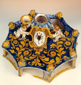 Åttadelad skrift gjord i majolic (maiolica) i mörkblå, gula och ljusgröna färger. 1560-1570 Enouen, National Renaissance Museum av Unknown artist
