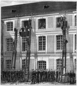 Brandmän ombord på den nya räddningsliften för brandexperiment i Rouen i den gamla normalskolan. Gravyr i "" La Nature"" av Unknown artist