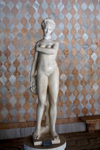 Flora (Carrara marmor) av Unknown artist