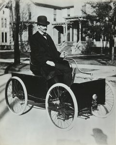 Henri Ford körde sin första bensinbil till gatorna i Detroit 1896 (kedjetransmission fyrhjuling), Privee Collection av Unknown artist