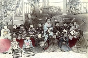 Japanska barn som spelar musik, sent 1800-tal av Unknown artist