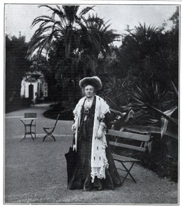 Porträtt av Madame Juliette Adam (född Lambert) (1836-1936), fransk författare, polemist och feminist i Nice 1905. av Unknown artist