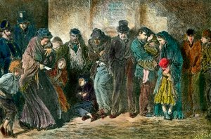 Fattigdom i London vid dörren till ett härbärge Fattiga och hungriga familjer ställer upp framför ett hem. Gravyr från 1869. Privat samling av Unknown artist
