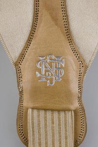 Hängslen, c.1880 (detaljvy), Broderad vit satin, läder, silver, Maker okänd av Unknown artist