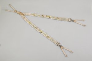 Hängslen, ca 1880, broderad vit satin, läder, silver, okänd tillverkare av Unknown artist