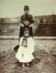 Presenterar familjen till hertig Fyodor Uvrov på lantgården. Albumen foto av Unknown artist
