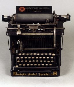 Skrivmaskin, modell Remington av Unknown artist