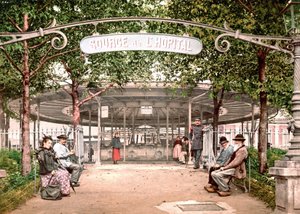 Utsikt över sjukhuset i Vichy: Sjukhusets källa. Photochrome sd. v. 1890. av Unknown artist