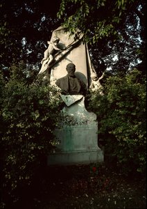 Utsikt över den österrikiske kompositören och dirigenten Franz von Suppes (1819-1895) grav på centralkyrkogården i Wien (Zentralfriedhof), Österrike av Unknown artist