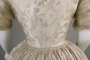 Bröllopsklänning (detalj baksidan av midjan) av Unknown artist