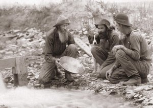 3 män som filtrerar jorden för att få guld: Guldsökare i södra Dakota, Rockerville. Fotografi 1889. av Unknown artist