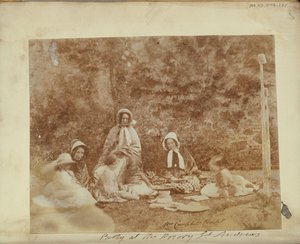 En picknickgrupp. av Unknown artist