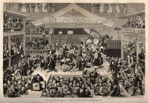 En scen av den japanska teatern, i Yokohama, med tre gallerier för mottagande av åskådare; skådespelarna spelar på en hög scen, var och en ackompanjerad av en man som håller i en lång pinne i vars ände ett ljus hålls; under föreställningen är det inte unco av Unknown artist