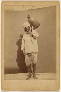 [Arabisk man bär en kanna] av Unknown artist