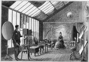 Posera verkstad för en fotografiälskare med sina accessoarer i Frankrike 1888. i "La nature" 1888. av Unknown artist