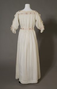 Bertha Palmers nattlinne, ca 1880, vit bomull, spetsar, broderier och sidenband. av Unknown artist
