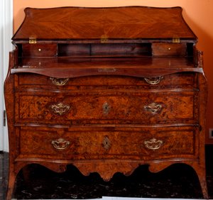 Möbler: byrå av cederträ. 1735-1745 ca. Dämpa. 97x137x68 cm Privat samling av Unknown artist
