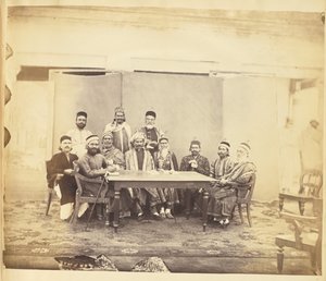 [Grupporträtt av män, Indien] av Unknown artist