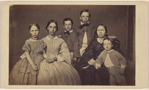 [Familjeporträtt i grupp, två kvinnor och fyra barn] av Unknown artist