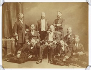 [Grupporträtt av marinofficerare] av Unknown artist