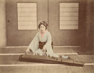 [Japansk kvinna som spelar koto] av Unknown artist