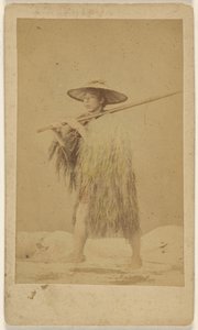 [Japansk man iförd regncape och hatt av halm, bär på en lång påle] av Unknown artist