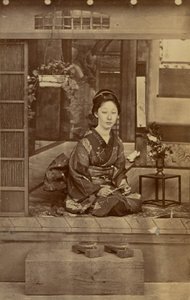 [Knäböjande japansk kvinna] av Unknown artist