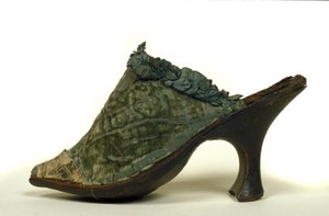 Modell av skor med klack för kvinnor från 1700-talet. av Unknown artist