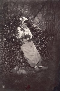 [Bondekvinna som håller ett litet djur] av Unknown artist