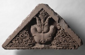Pediment med ansiktet av Glory (Kirti-mukha) av Unknown artist