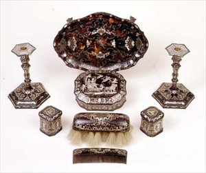 Pikésköldpaddssminkbordsset, c.1740 (sköldpaddsskal & metall) av Unknown artist