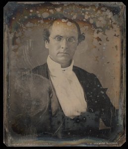 [Porträtt av en sittande man med ovala glasögon med stålbåge] av Unknown artist