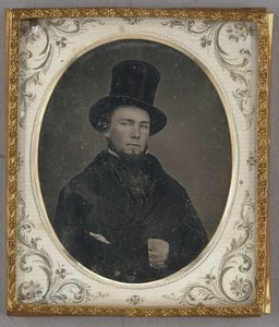 [Porträtt av en sittande man med hakmustascher i hög hatt] av Unknown artist