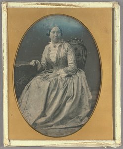 [Porträtt av en sittande kvinna i lång, böljande klänning] av Unknown artist