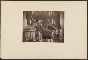 [Liggande algerisk odalisque, Ouled Nail-stammen] av Unknown artist