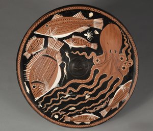 Fisktallrik med röda figurer: bläckfisk, mulle, braxen, skaldjur av Unknown artist