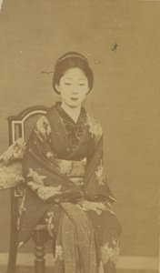 [Sittande japansk kvinna] av Unknown artist
