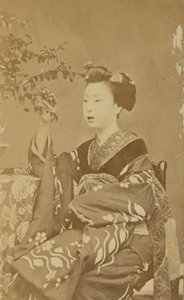 [Sittande japansk kvinna] av Unknown artist