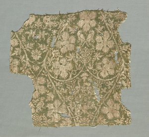 Sidenfragment med rullande vinstockar, druvblad, vindruvor och fåglar av Unknown artist