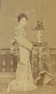 [Stående japansk kvinna] av Unknown artist