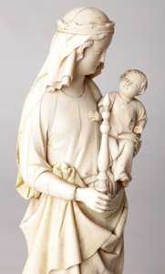 Staty. Madonna och barn. Gåva av Mgr Cantineau, dekanus för katedralkapitlet. Elfenben. 1200-talet. Detalj, byst. av Unknown artist