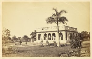 [The Baradari i Wingfield Park, Lucknow] av Unknown artist