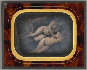 Två kvinnor som omfamnar varandra av Unknown artist