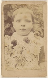 [Oidentifierad liten flicka iförd blommig klänning] av Unknown artist