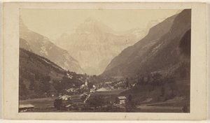 [Oidentifierad dalvy med berg i mitten av bakgrunden] av Unknown artist