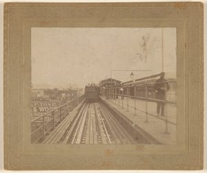 [Vy över ett tåg som avgår från stationen] av Unknown artist